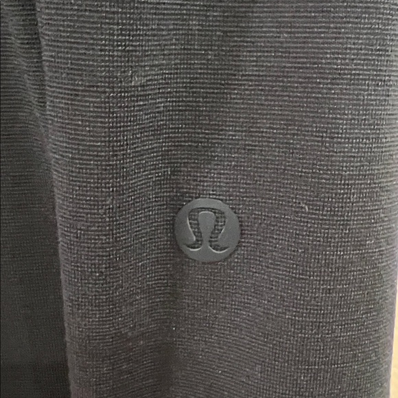 Lululemon Men’s Evolution Polo size medium - Picture 2 of 3